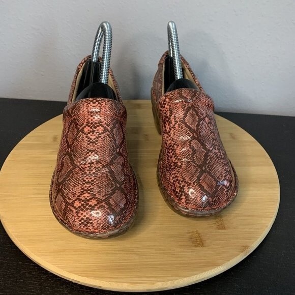 B.O.C. BY BORN WOMENS CLOGS SLIP ON SNAKESKIN PRINT CASUAL COMFORT SHOES SZ 6m - Picture 3 of 11